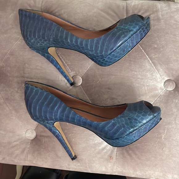 Vince Camuto platform (1/2 in) heels (4 in) slightly worn  size 6/36 Exc. cond. - Picture 5 of 9